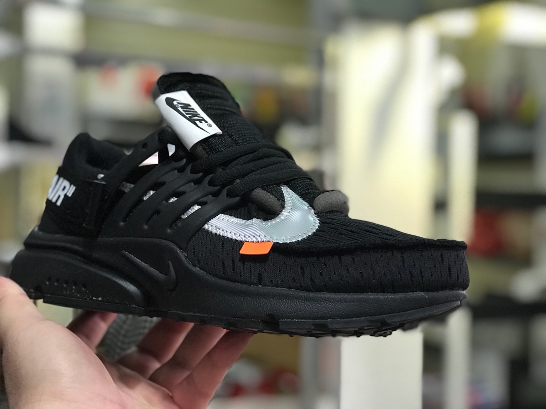120   周杰伦 陈冠希上脚款<br /><br /> Virgil Abloh x Nike Air Presto ”2018 Black” 纯原耐克王联名<br />原底组合模具，原装大底 由六个分离部分拼接组成 原盒原配 三色鞋带 配原装防盗扣 真标！<br />Size: 36 36.5 37 38 38.5 39 40 40.5 41 42 42.5 43 44 44.5 45