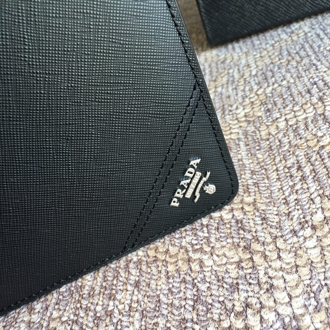 PRADA普拉达进口十字纹牛皮男士手包2NG005