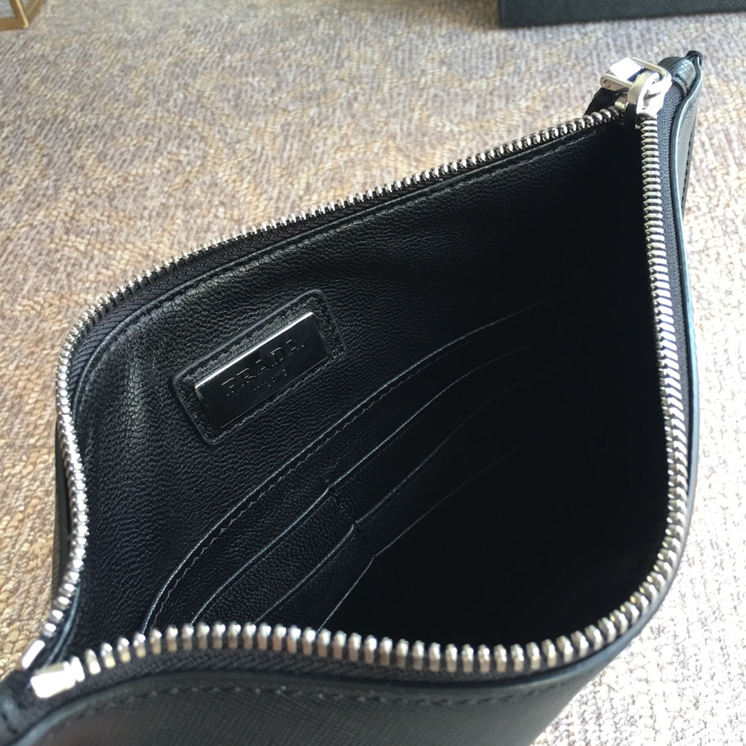 PRADA普拉达进口十字纹牛皮男士手包2NG005