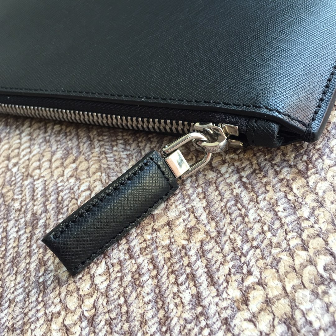 PRADA普拉达进口十字纹牛皮男士手包2NG005