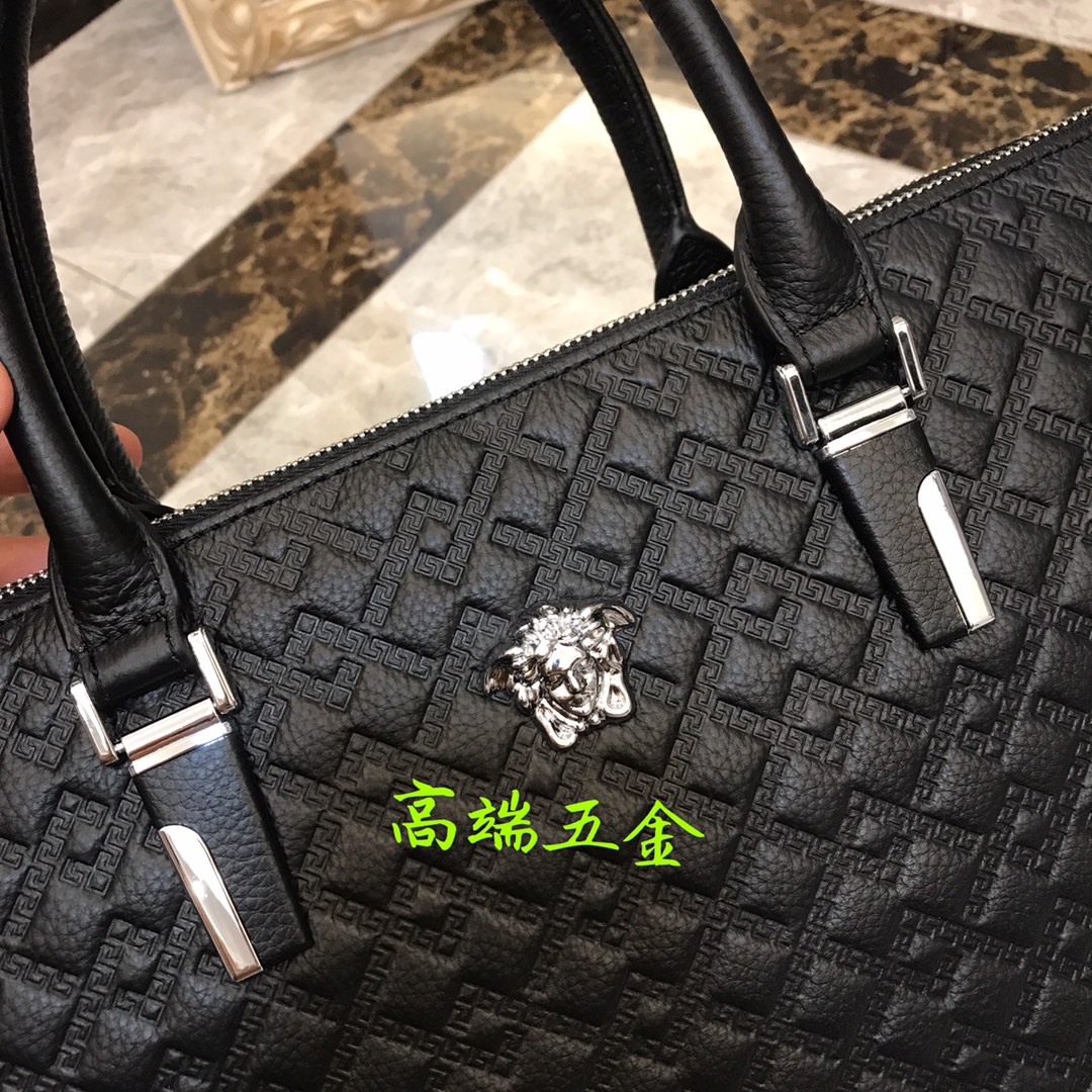 不配送钥匙扣 新品👏爆款男士公文包 🌲意大利进口牛皮🌲顶级货，🙀精钢五金均有品牌LOGO,看皮的光泽度，