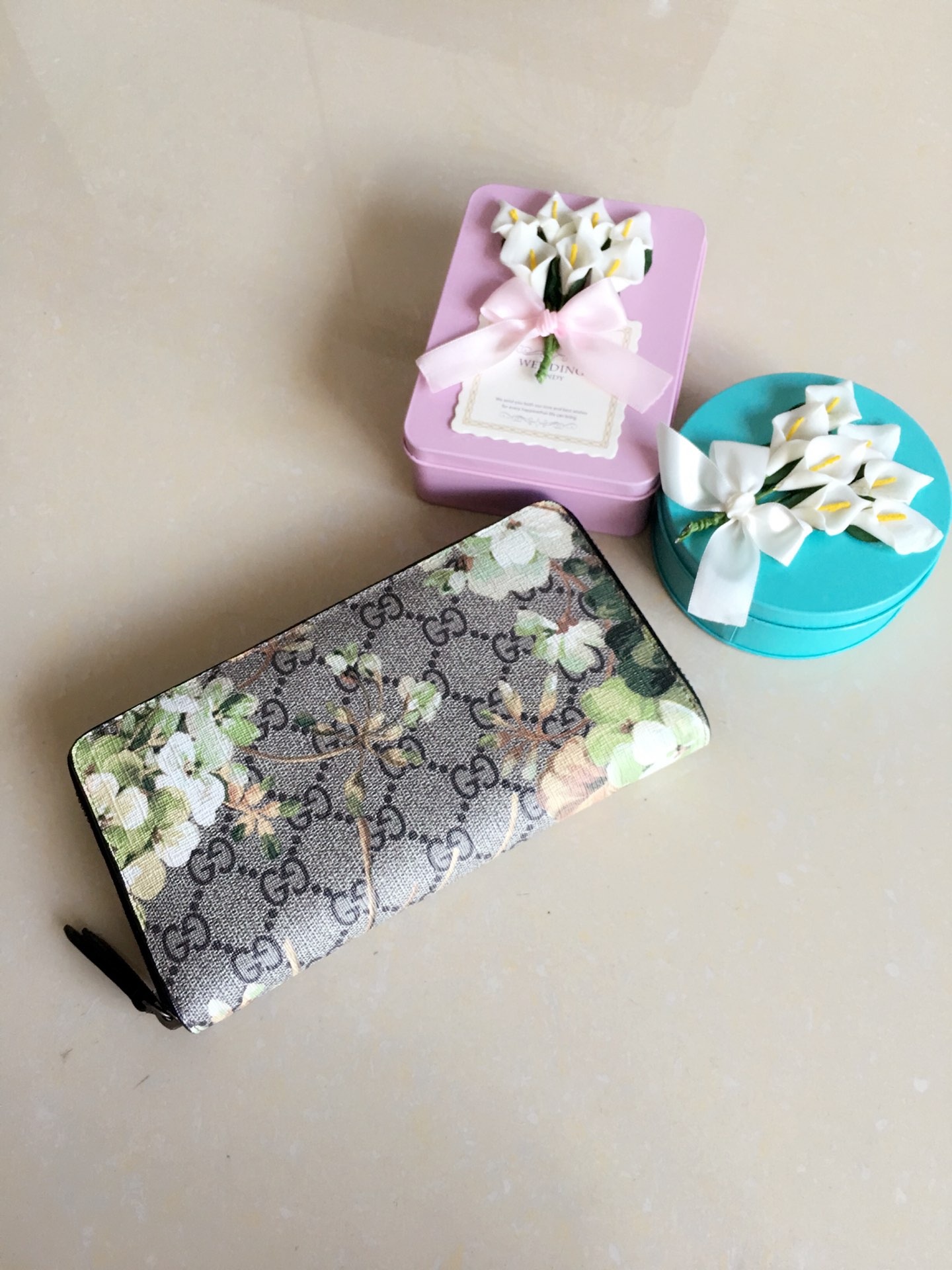 NO:673957,New colors available!  Latest personalized fashion women's zipper wallet 404071 'Tear-off flower PVC' with original cowhide, original hardware, leading fashion temperament, super stylish coffee, cherry blossom pink, maroon, green flower / black, ice blue flower-big red, ice blue flower-black 6 colors available, size 19.5~10~2.5, Gucci wallet, gucci, wallets, cowhide19860909上新颜色啦！ 最新 个性时尚 女款拉链钱包 404071“撕印花朵pvc”配原版牛皮,原版五金 引领时尚气质,超有范 咖啡,樱花粉,枣红,绿花 /黑,冰蓝花-大红,冰蓝花-黑 6色可选 ,尺寸 19.5～10～2.5,Gucci钱包,gucci,wallets,cowhide,欧美剧