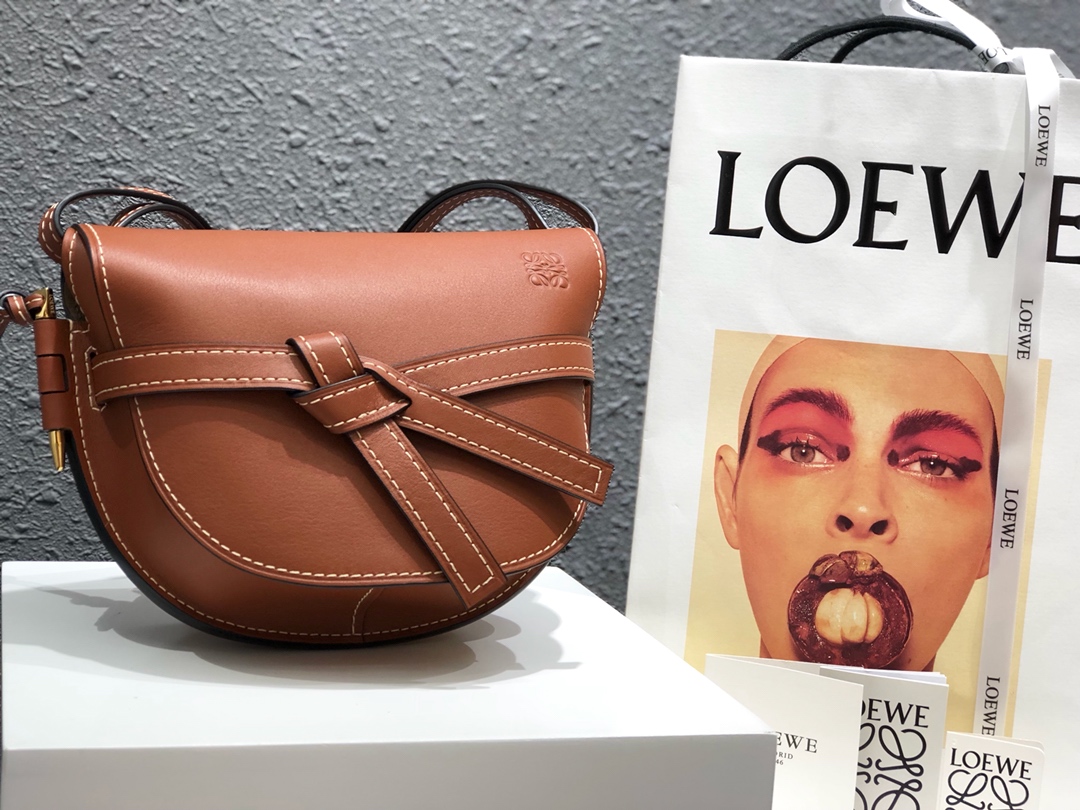NO:337966,Super-grade original leather 56t20 LO*EWE Gate handbag~ Become the absolute protagonist of the eye!  Soft calf leather fabric, brass hardware accessories, inner matte leather, top-level feel size 20cm-19cm-11.5cm Model brown, special grade Loewe, cowhide19860909特级 原厂皮 56t20  LO*EWE Gate手袋～成为抢眼的绝对主角！柔软小牛皮面料,黄铜五金配件,内里磨砂皮,顶级手感尺寸20cm-19cm-11.5cm 型号棕色,特级罗意威,loewe,cowhide,Bag