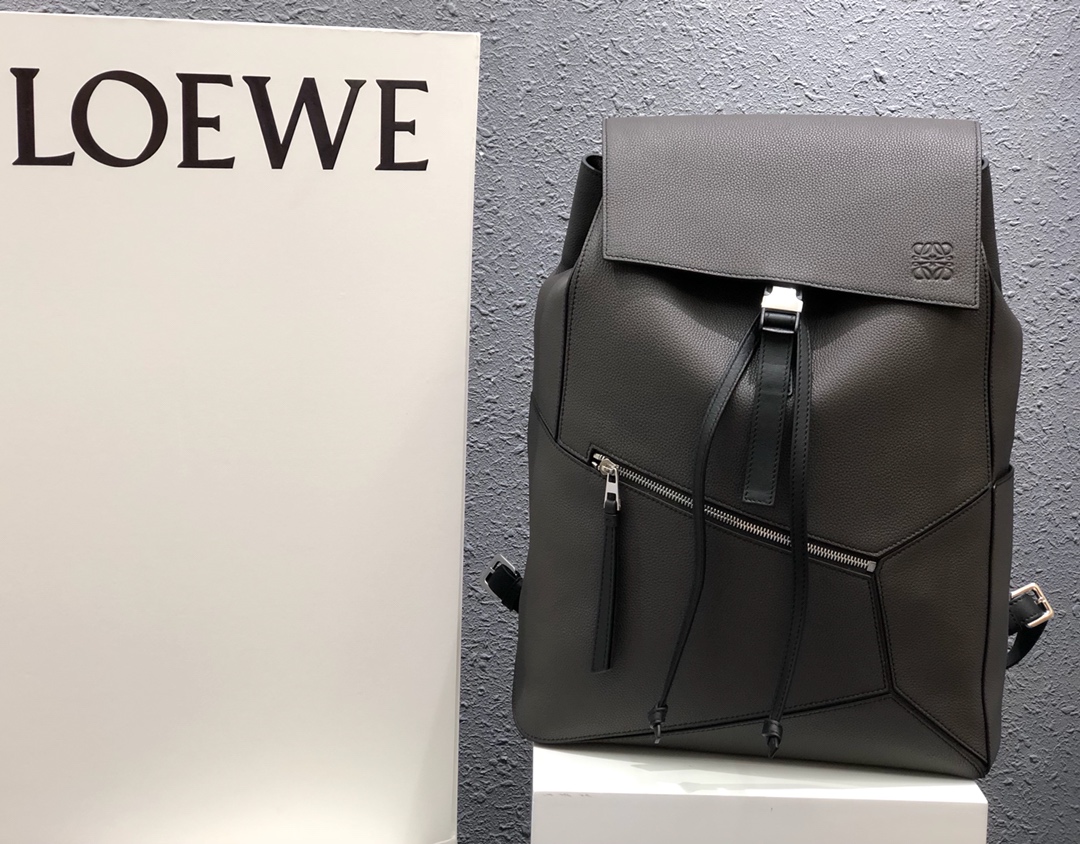 NO:341171,Special Coffee Loewe Puzzle Backpack Spot The latest men's series of counters. Size 33x44.5x19 cm, super large capacity, unique and innovative cube shape, precise tailoring creates a sense of volume, comfortable touch, and extremely practical. This stylish backpack can be carried on both shoulders, one shoulder or carried by hand, and the 69-81cm long strap can be adjusted to the most comfortable length. Model 324, special Loewe, loewe, loewe19860909特级 咖啡色 Loewe Puzzle Backpack现货 专柜最新男款系列.尺寸33x44.5x19 cm,超大容量,立方体造型独特创新,精确剪裁营造出体积感,触感舒适,极为实用.这款时尚双肩包可双肩,单肩背携或手提,69-81cm长的包带可供调节到最舒适的长度. 型号324,特级罗意威,loewe,loewe,Bag