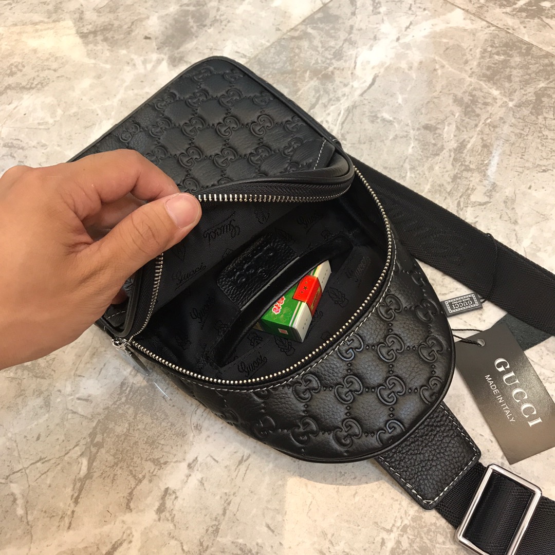 🕉推出 新品胸包 🌲意大利进口牛皮🌲顶级货，🙀精钢五金均有品牌LOGO,看皮的光泽度，看油边，看走线，市