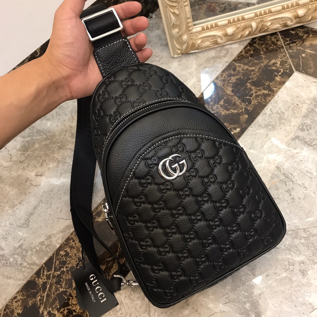 🕉推出 新品胸包 🌲意大利进口牛皮🌲顶级货，🙀精钢五金均有品牌LOGO,看皮的光泽度，看油边，看走线，市