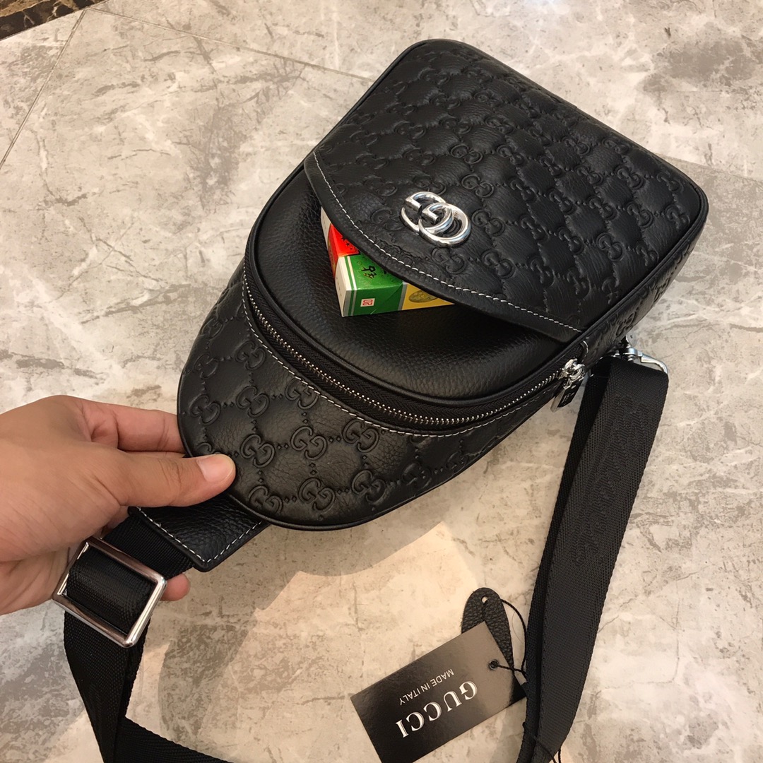 🕉推出 新品胸包 🌲意大利进口牛皮🌲顶级货，🙀精钢五金均有品牌LOGO,看皮的光泽度，看油边，看走线，市