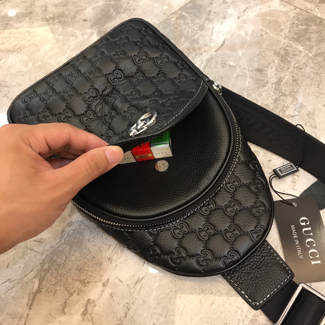 🕉推出 新品胸包 🌲意大利进口牛皮🌲顶级货，🙀精钢五金均有品牌LOGO,看皮的光泽度，看油边，看走线，市
