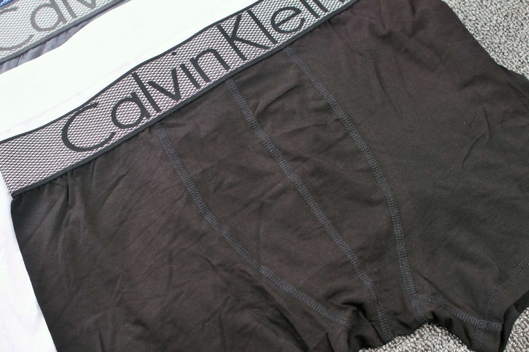 。。。新款上市 Calvin klein选用上好的莫代尔面料 舒适透气 质量超👍👍 送人自用都是最佳选