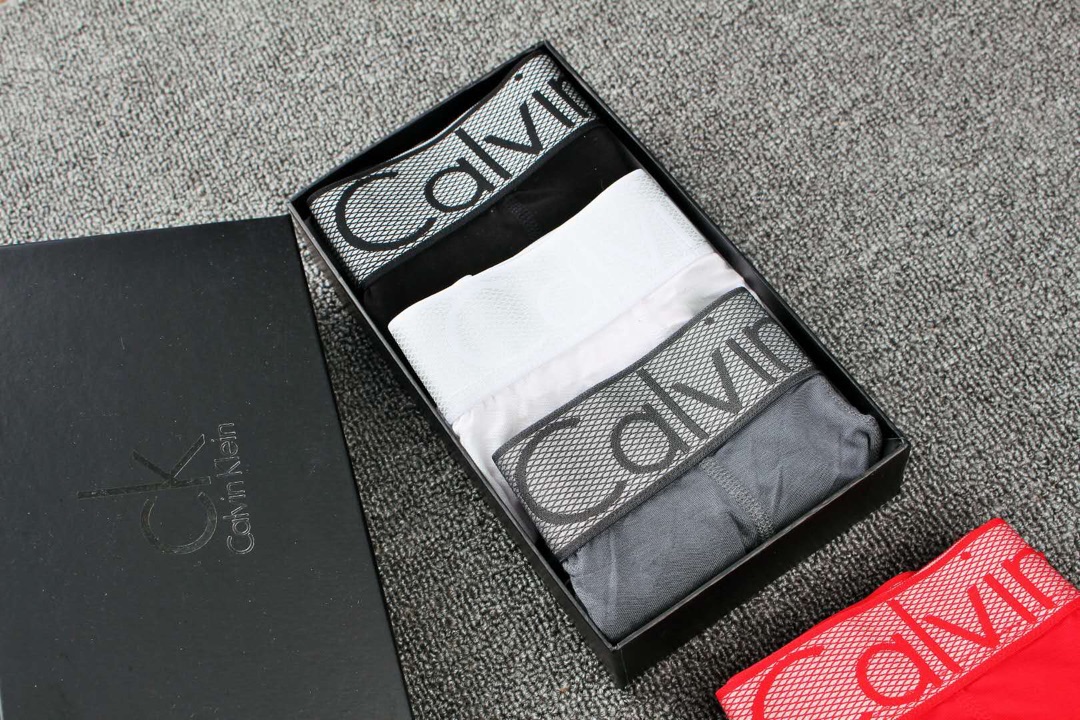  。。。新款上市 Calvin klein选用上好的莫代尔面料 舒适透气 质量超👍👍 送人自用都是最佳选