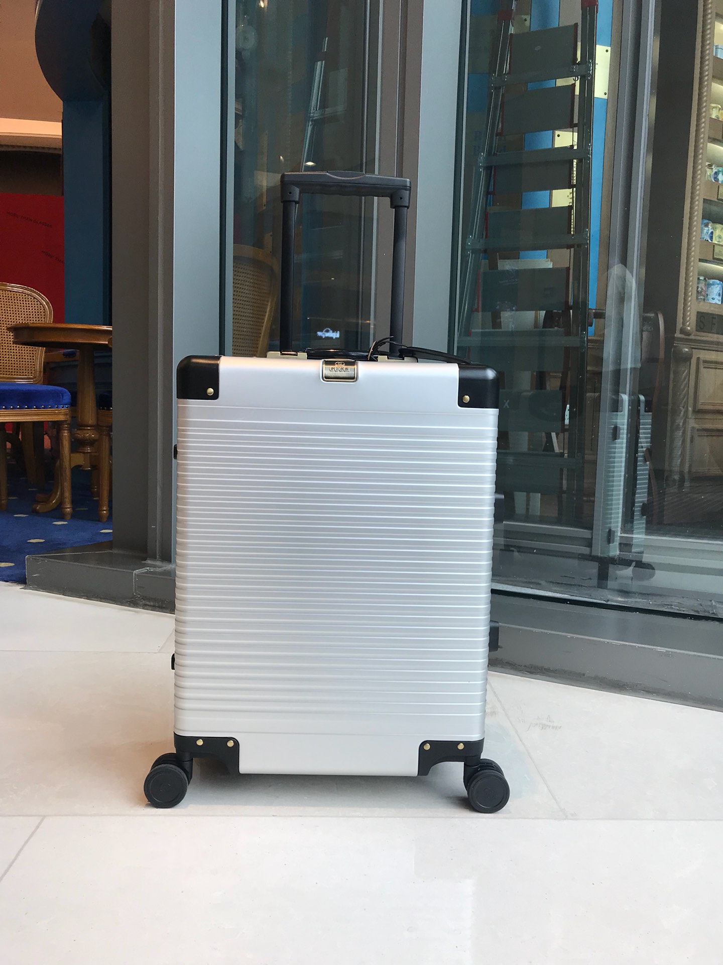 NO:269651,GUCCl all-aluminum magnesium alloy boarding case, a first-tier brand, is well-deserved, and it is luxuriously used for every accessory and process. GUCCl patented double-row universal silent aircraft wheel, brand owner refers to the pull rod, even every rivet is a copper product, the outer packaging is strong to the third floor and naturally falls without any damage, and there is no need to worry about express delivery violence. 20 inches long, 36 width, 20 height, 52cm weight 4kg, three colors bronze, silver, black, gucci19860909GUCCl全铝镁合金登机箱,一线品牌,名不虚传,奢侈表现每一个配件及工艺上使用1.2厚度铝材,GUCCl专利双排万向静音飞机轮,品牌商指拉杆,就连每一颗铆钉都是铜制品,外包装结实到三楼自然摔下无任何损伤,再也不用担心快递暴力.20寸长36宽20高52cm重4kg,三个颜色古铜色、银、黑,,gucci,luggage