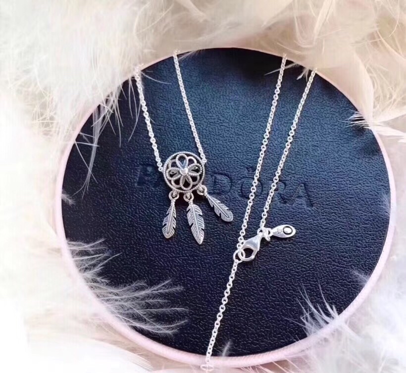 NO:103657,May you accompany you in your dreams - Little Panpan Necklace Inlaid with layers of blooming petals in the ring, vivid and unique, just like the vitality of the flowers in spring, embellishing three wheat ears, which makes you look super fairy when worn. At a point below the collarbone, wonderful lines are outlined. Pandora Necklace, necklace19860909愿你好梦相伴——小潘潘项链 以层层绽放的花瓣镶嵌在圆环之中,生动而别致,犹如春天花开的生机盎然,点缀出三个麦穗,佩戴起来超级仙.在锁骨下一点的位置,勾勒着美妙的线条.,潘多拉项链,necklace,Jewelry