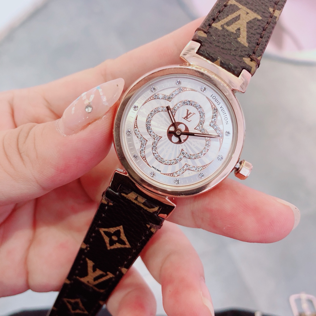 “Louis Vuitton Girl’s Wristwatch and Bag Collection: Elegant, Versatile, Swiss-Made Luxury Accessories” - 图片 1