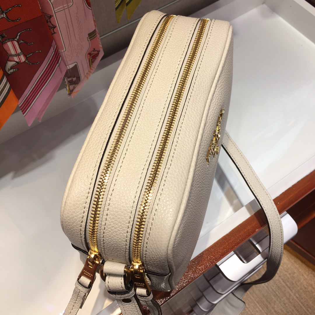 PRADA普拉达进口鹿皮纹肩背包1BH082