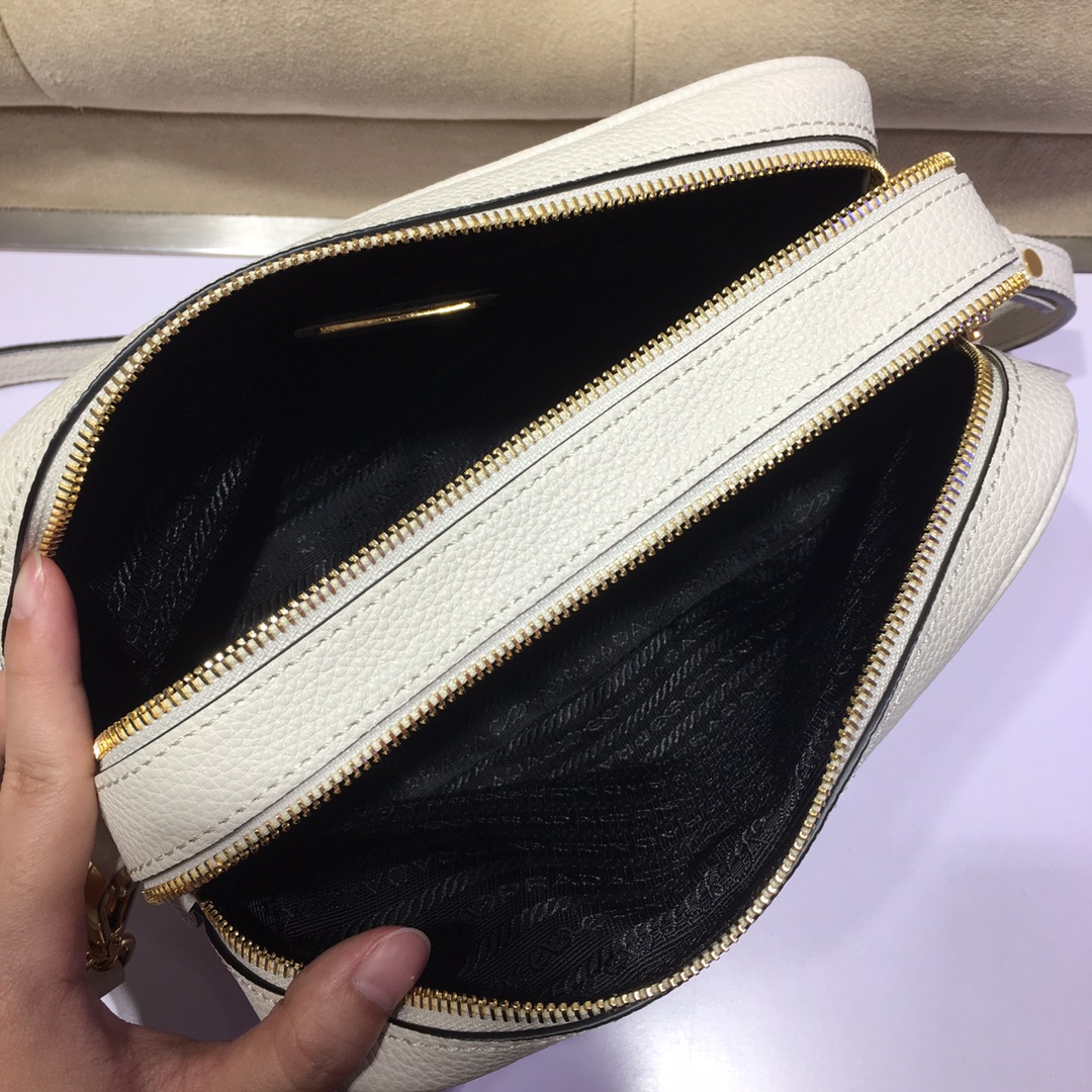 PRADA普拉达进口鹿皮纹肩背包1BH082