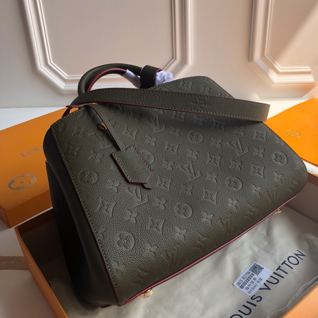 NO:396995,【Exclusive real photo M43660 green】M41048 MONTAIGNE Medium handbag is ideal for the vibrant business ladies. The three-dimensional shape and exquisite interior design make the handbag hold all daily necessities, while the Monogram Empreinte leather adds a sense of elegance to it size 33 x 23 x 15 cm.,LV【original leather】,louis vuitton19860909【独家实拍M43660绿色】M41048 MONTAIGNE 中号手袋是活力四射的商务女士的理想之选 富有立体感的造型与精巧的内部设计令该手袋可装纳所有日常必备用品 而 Monogram Empreinte 皮革则为其平添一份雅致之感 size 33 x 23 x 15 cm .,LV【原厂皮】,louis vuitton,Bag