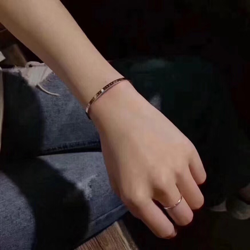 NO:100970,DW bracelet is casual and versatile, showing elegant temperament, accompanying you to various occasions is a very popular fashion product, allowing you to go to the forefront of fashion trends for men and women. It is divided into platinum rose gold., DW, bracelet19860909DW手镯 随性百搭,彰显优雅气质,陪伴您出席多种场合是非常值得入手的时尚潮品,让您走在时尚潮流前沿男款女款都有.分白金色玫瑰金.,DW,bracelet,Jewelry
