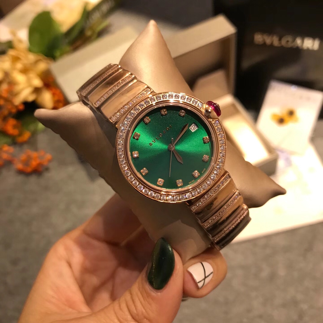 Bvlgari Lvcea Cassa e bracciale in oro rosa, lunetta con diamanti, quadranti di vari colori 33 mm Quarzo da donna