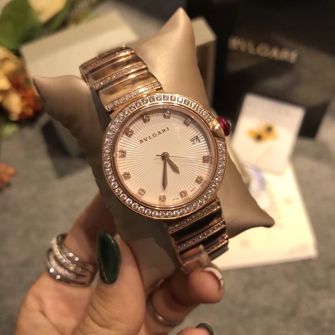 Bvlgari Lvcea Cassa e bracciale in oro rosa, lunetta con diamanti, quadranti di vari colori 33 mm Quarzo da donna