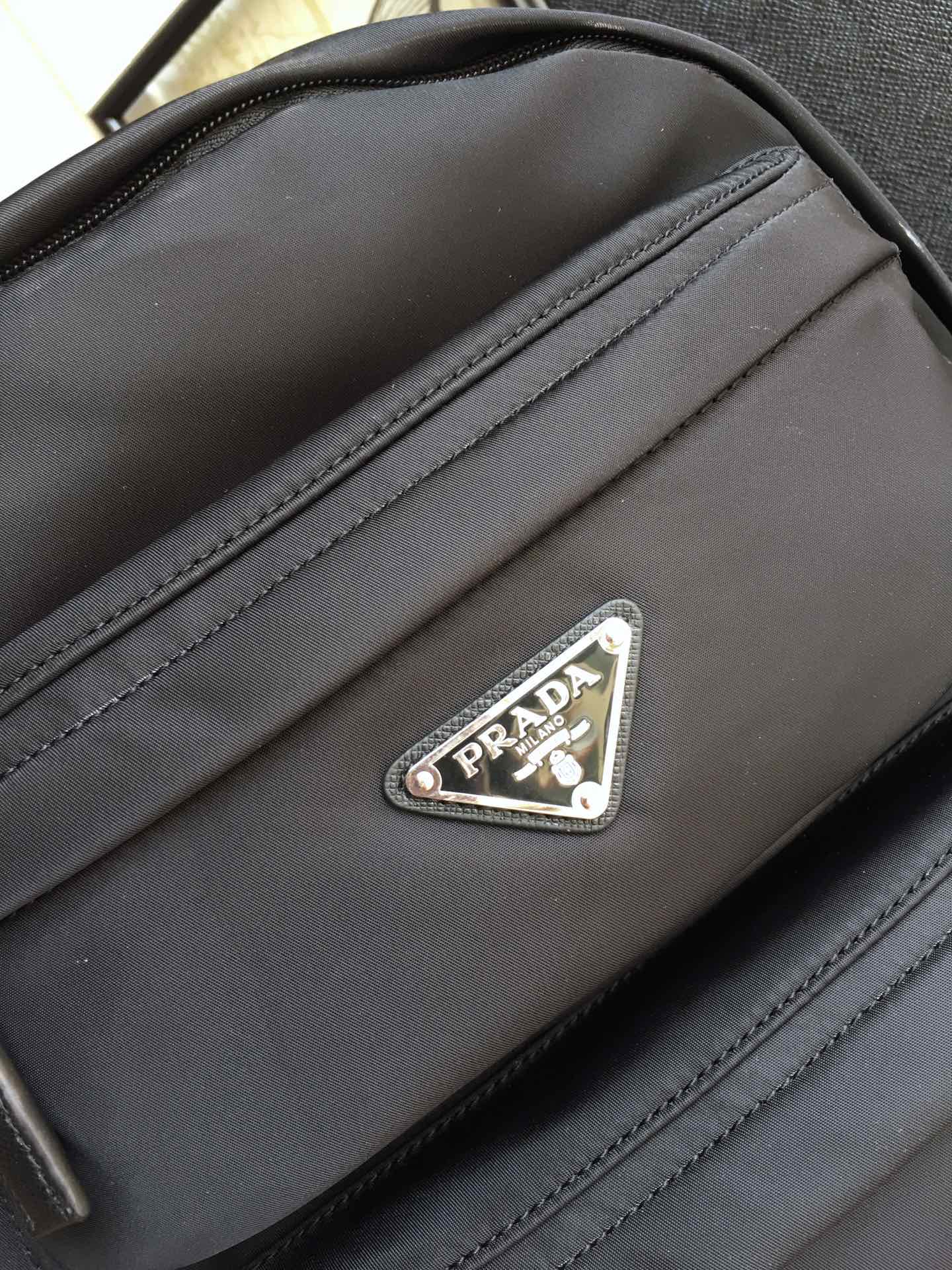 PRADA普拉达尼龙材质双肩背包2VZ025