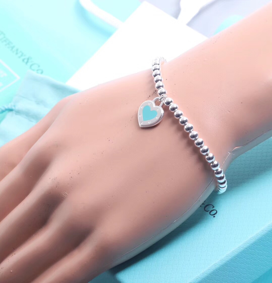 Tiffany & Co. 打版 18年新款Love爱心手链 通体纯银材质， 精工打造~夏日 单品手链