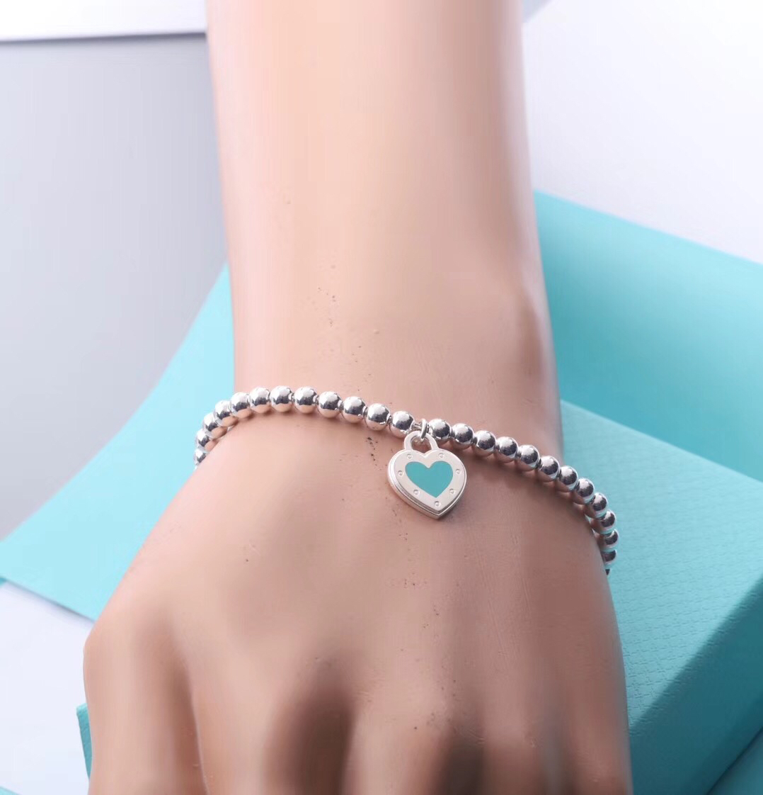 Tiffany & Co. 打版 18年新款Love爱心手链 通体纯银材质， 精工打造~夏日 单品手链
