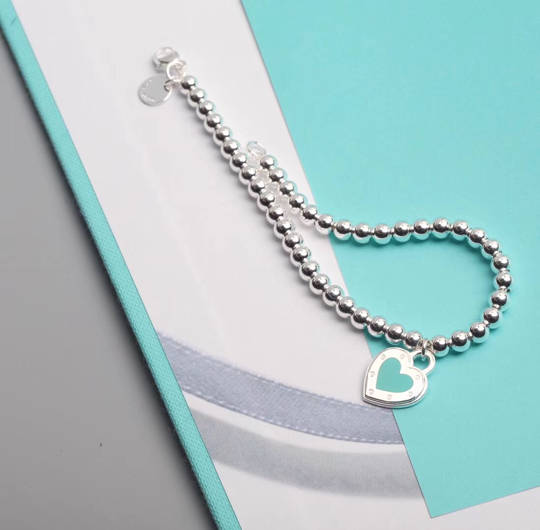 Tiffany & Co. 打版 18年新款Love爱心手链 通体纯银材质， 精工打造~夏日 单品手链