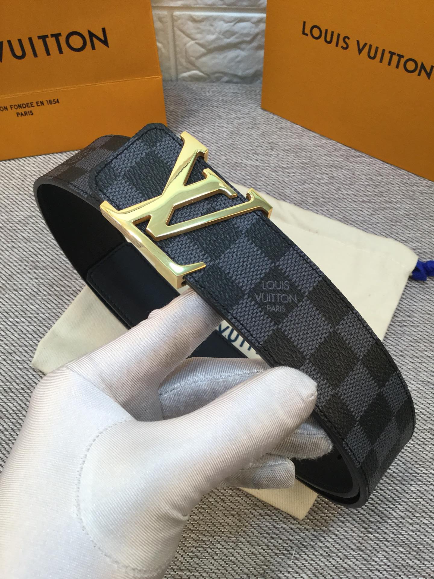 配送专柜全套礼盒包装lv此款腰带采用