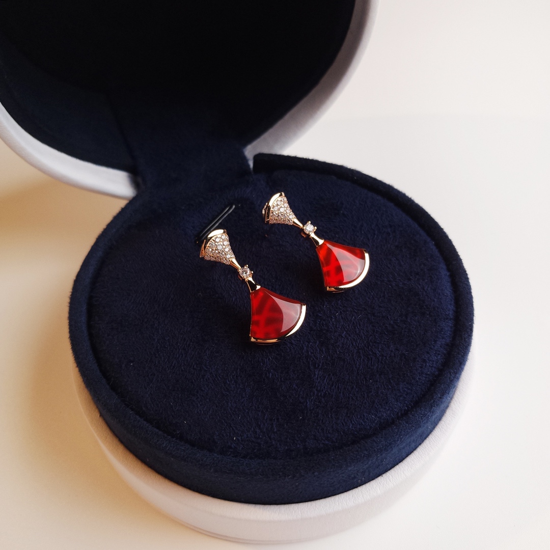 NO:102176,BV DIVAS’ DREAM natural red agate fan-shaped skirt earrings. Another earrings that are uncontrollable. The appearance is soft and pure. The jelly red agate and beautiful diamonds are elegant and eye-catching. The temperament is charming, and the red color is very suitable for the skin tone and makes the skin look white!  With flying saucer earplugs, Bulgari stud earrings, bottega veneta, bvlgari, skirts19860909BV DIVAS’ DREAM天然红玛瑙扇形小裙子耳钉. 又是一款让人把持不住的耳钉,外形柔美纯粹,果冻体的红玛瑙和美钻优雅夺目.气质迷人,红色非常衬肤色,显肤白！ 配飞碟耳塞,宝格丽耳钉,bottega veneta,bvlgari,skirts,Jewelry