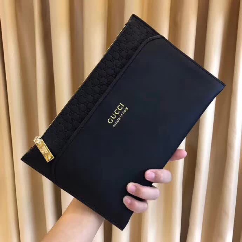 珍藏版限量发售款 黑色，意大利🇮🇹牛皮制作 配以拼皮 浮雕互扣式双G便利设计令它成为日常必备。型号：33
