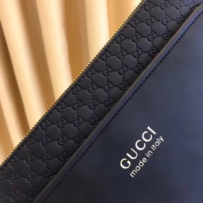 珍藏版限量发售款 黑色，意大利🇮🇹牛皮制作 配以拼皮 浮雕互扣式双G便利设计令它成为日常必备。型号：33