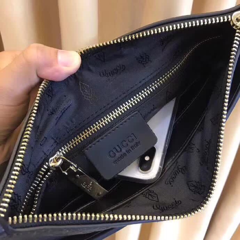 珍藏版限量发售款 黑色，意大利🇮🇹牛皮制作 配以拼皮 浮雕互扣式双G便利设计令它成为日常必备。型号：33
