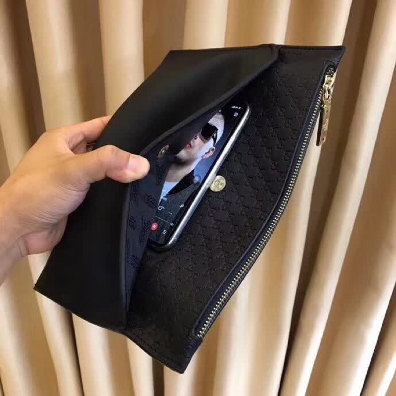 珍藏版限量发售款 黑色，意大利🇮🇹牛皮制作 配以拼皮 浮雕互扣式双G便利设计令它成为日常必备。型号：33