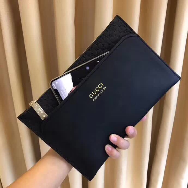 珍藏版限量发售款 黑色，意大利🇮🇹牛皮制作 配以拼皮 浮雕互扣式双G便利设计令它成为日常必备。型号：33