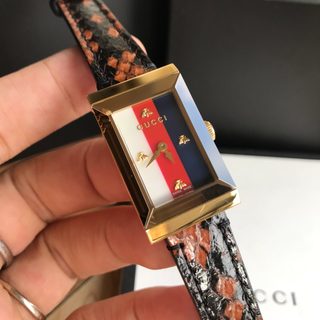 NO:156546,: Original Box 30 2018 Gucci Basel protagonist, Original Gucci original accessories, original Swiss quartz women's watch, exquisite fritillar face decorated with bee dip, real snake skin strap ~ 21/34mm watch diameter, new four colors in stock, new full set., gucci, gucci, snakeskin19860909批: 原盒30 2018年古驰巴塞尔主角,Original Gucci原厂配件,原装瑞士石英女表,精致贝母面饰以蜜蜂丁,真蛇皮表带～21/34mm表径,新款四色有货,全新全套出.,,gucci,gucci,snakeskin,Watch