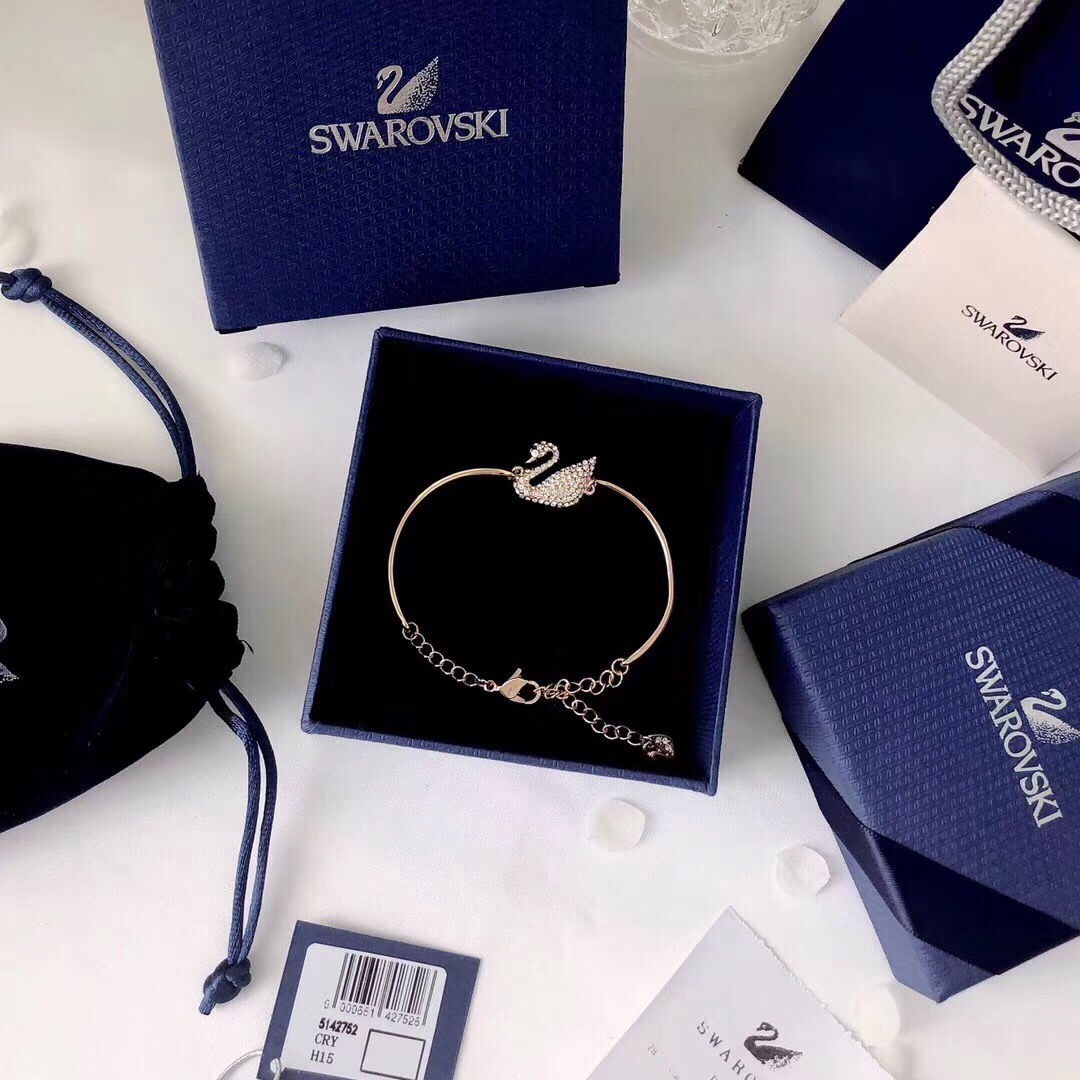 NO:722520,Swarovski Swan Classic Swan Bracelet Elegant Pavé Design Bracelet Adjustable This classic swan shape, fashionable and versatile gold color, embellished with charming sparkling transparent crystals, adjustable buckle design, Swarovski bracelet Swarovski bracelet, stuart weitzman,bracelet,bracelet19860909施家世奇Swan经典天鹅手镯 密镶设计优雅手链 可调节型 这款經典天鵝造型,时尚百搭的金色,缀有迷人闪耀透明色仿水晶,可调大小的搭扣设计,施华洛手环施华手链,stuart weitzman,bracelet,bracelet,Jewelry