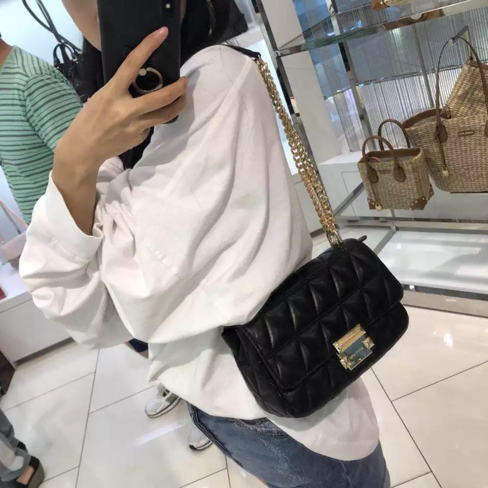 Michael Kors 新款新 MK中号V格小香风羊皮包 链条，、黑色、樱桃红，金色五金，中间有隔层。多个内插卡袋和拉链袋 走线非常美观