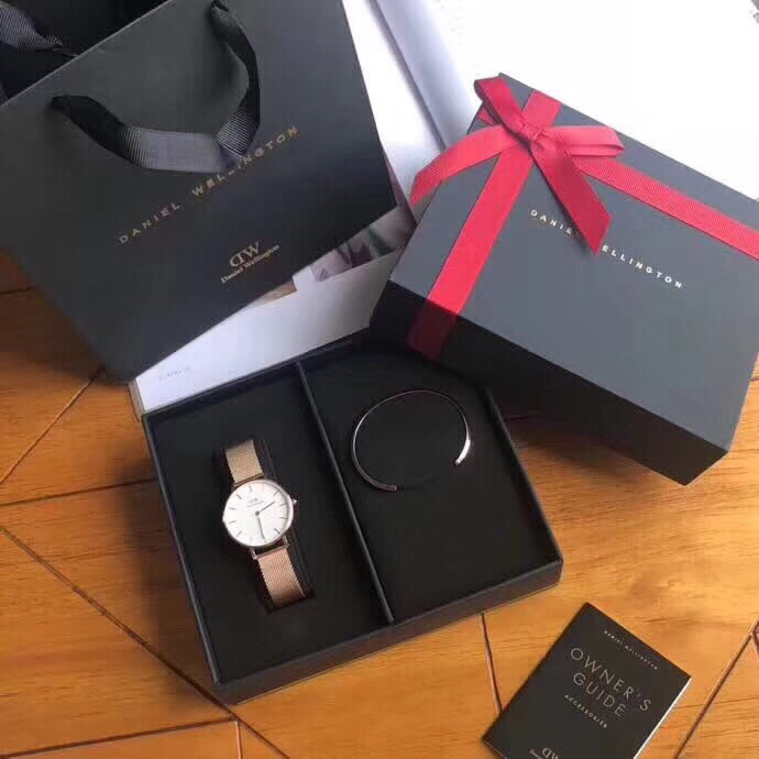 G5  一套  全套 原单丹尼尔惠灵顿 Daniel Wellington   DW全新推出简约时尚手表，表盘充满现代感，结合经典Classic简洁精致的设计造型，腕间时尚的再定义 尺寸40mm 36mm 32mm 28mm。