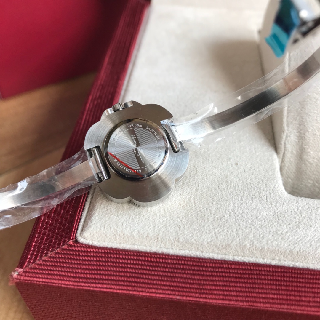 🎉🎉新款专柜同步上新！菲拉格慕（Ferragamo） Salvatore 女士手表花朵造型26mm蓝宝石玻璃瑞士石英机芯