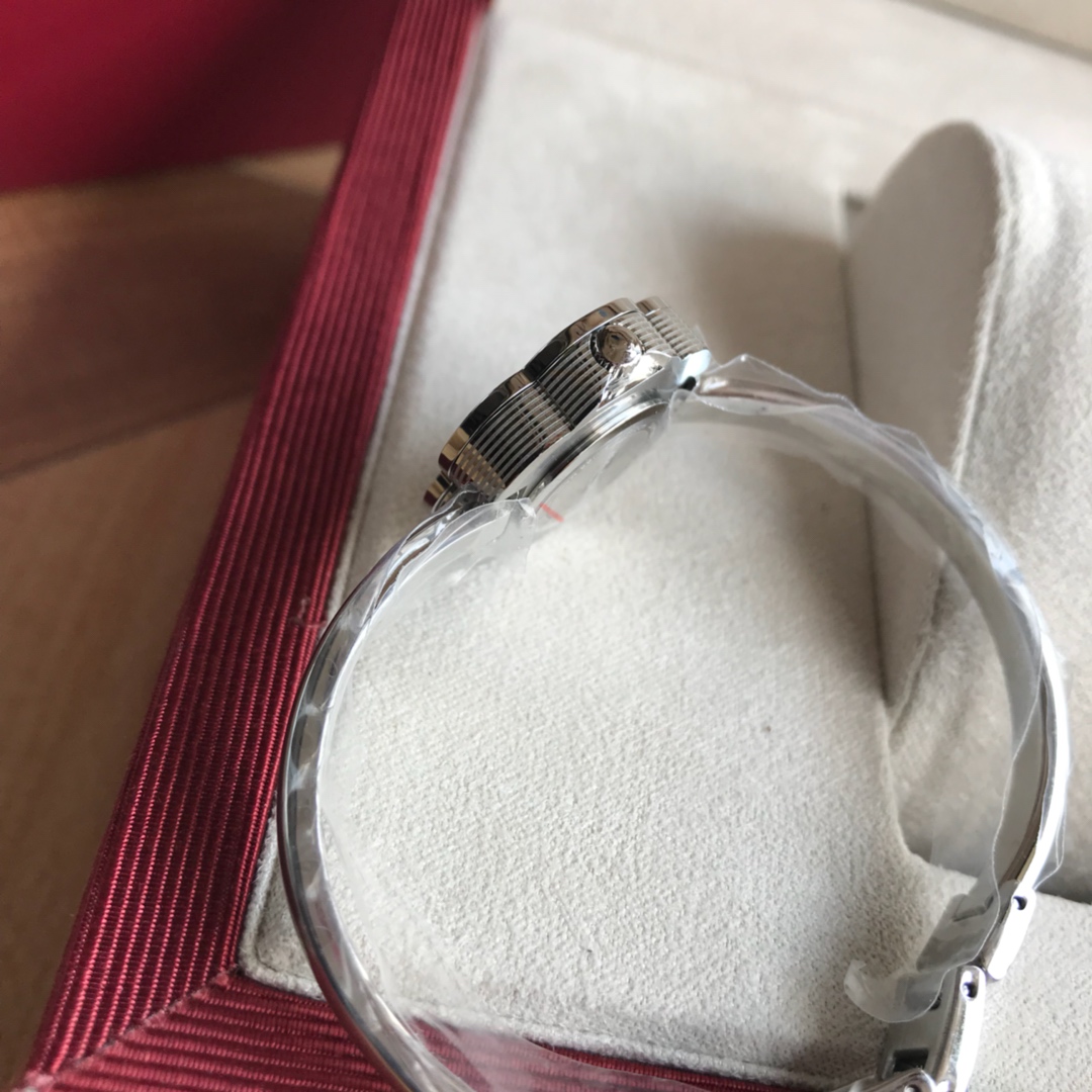 🎉🎉新款专柜同步上新！菲拉格慕（Ferragamo） Salvatore 女士手表花朵造型26mm蓝宝石玻璃瑞士石英机芯