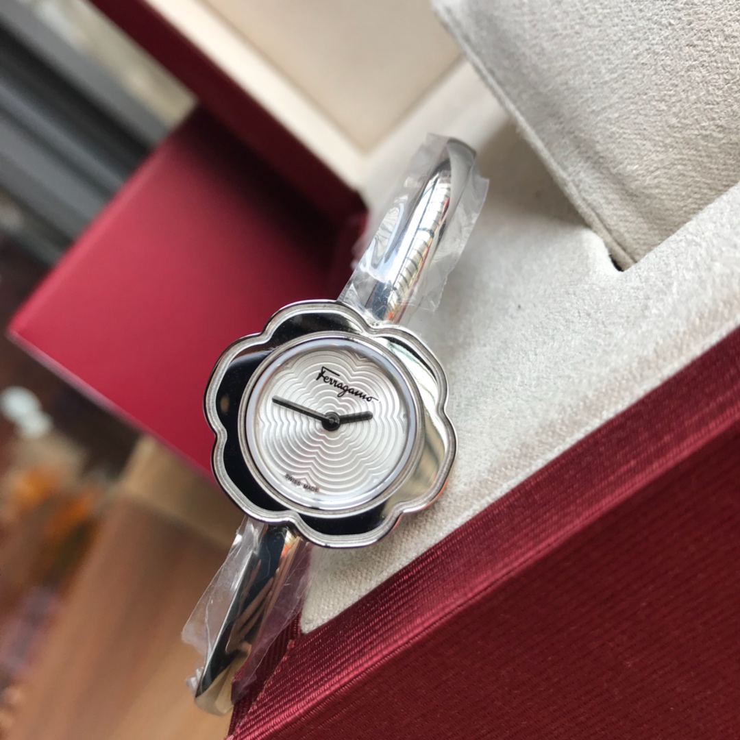 🎉🎉新款专柜同步上新！菲拉格慕（Ferragamo） Salvatore 女士手表花朵造型26mm蓝宝石玻璃瑞士石英机芯