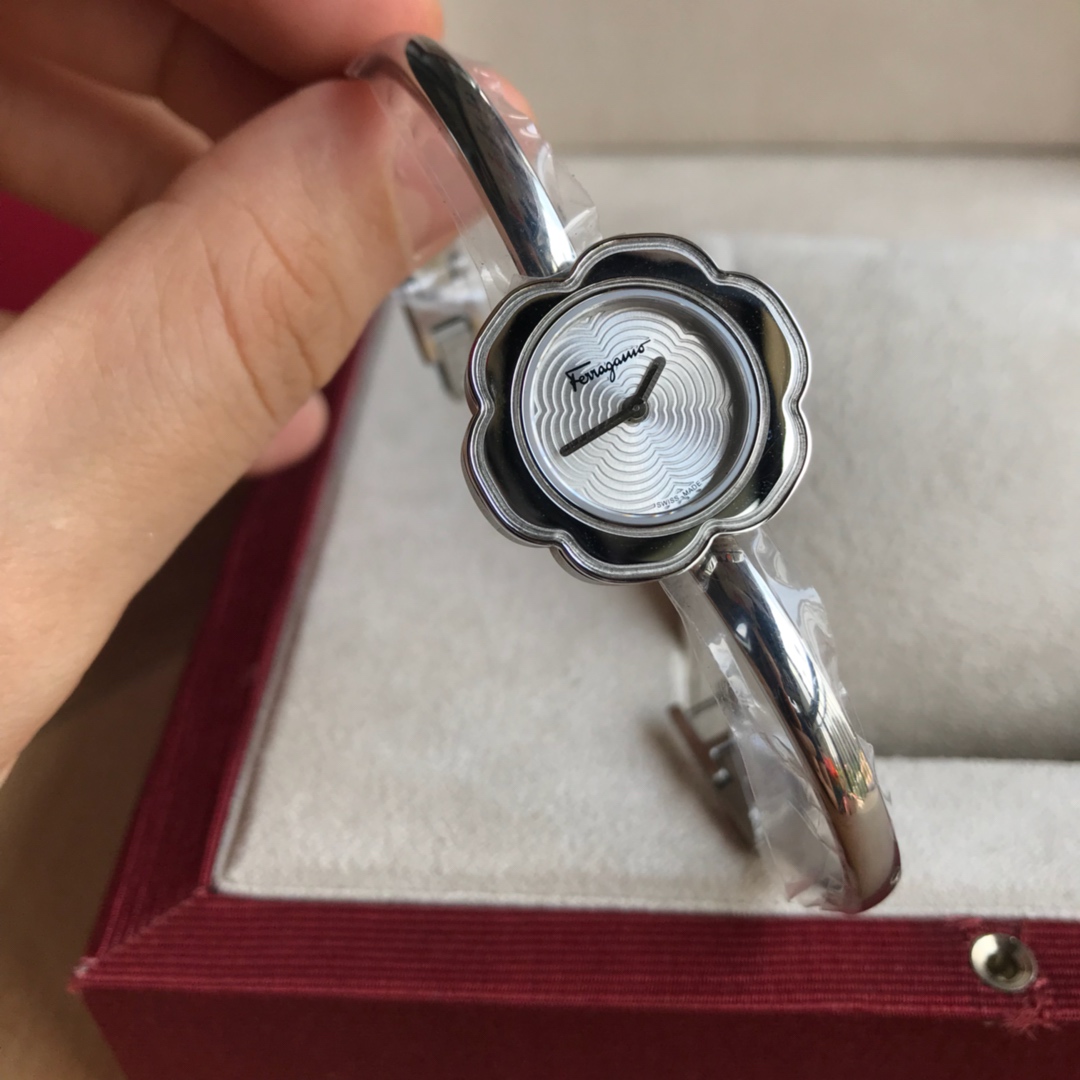 🎉🎉新款专柜同步上新！菲拉格慕（Ferragamo） Salvatore 女士手表花朵造型26mm蓝宝石玻璃瑞士石英机芯