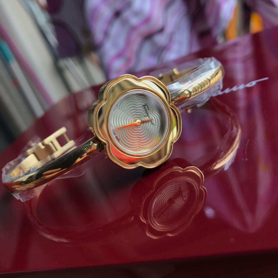🎉🎉新款专柜同步上新！菲拉格慕（Ferragamo） Salvatore 女士手表花朵造型26mm蓝宝石玻璃瑞士石英机芯