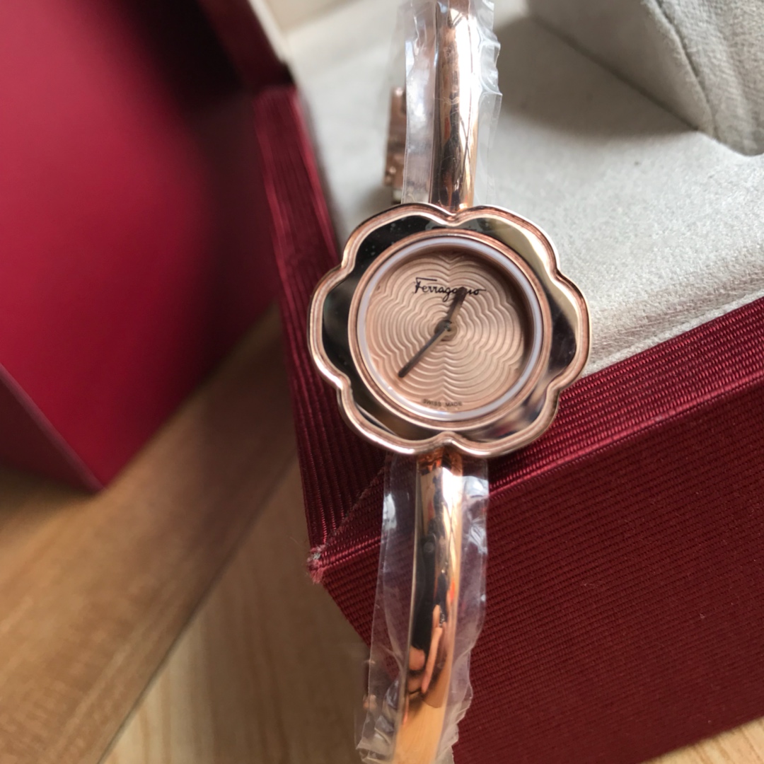 🎉🎉新款专柜同步上新！菲拉格慕（Ferragamo） Salvatore 女士手表花朵造型26mm蓝宝石玻璃瑞士石英机芯