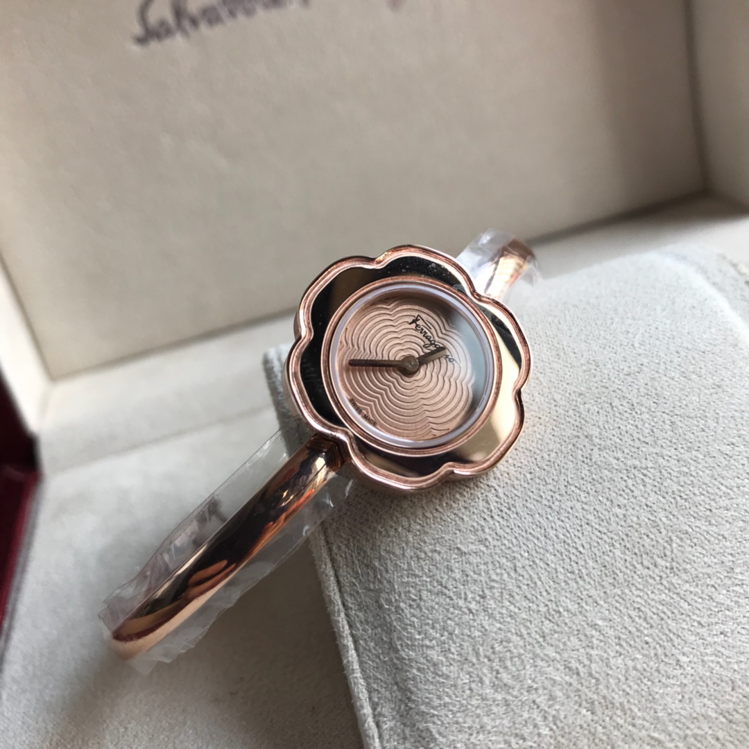 🎉🎉新款专柜同步上新！菲拉格慕（Ferragamo） Salvatore 女士手表花朵造型26mm蓝宝石玻璃瑞士石英机芯