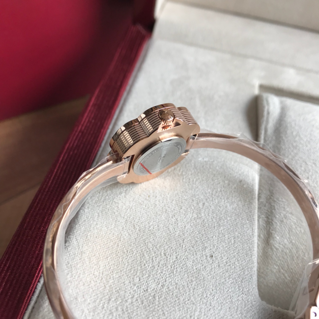 🎉🎉新款专柜同步上新！菲拉格慕（Ferragamo） Salvatore 女士手表花朵造型26mm蓝宝石玻璃瑞士石英机芯