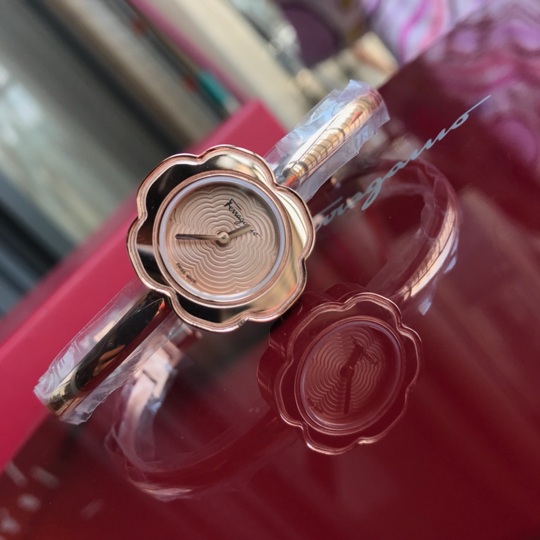 🎉🎉新款专柜同步上新！菲拉格慕（Ferragamo） Salvatore 女士手表花朵造型26mm蓝宝石玻璃瑞士石英机芯