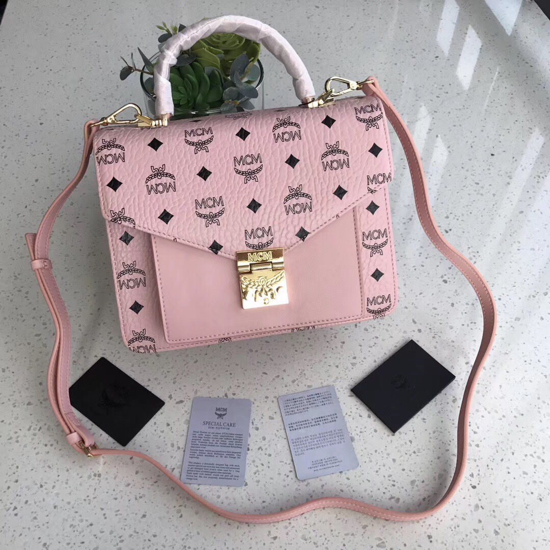 Top original single 💐 accordion bag new style, real shot [top original single highest version] 2018 new MCM classic print PATRICIA with pocket messenger bag/accordion bag. Classic logo print with PVC canvas bottom material ❤️ Embroidered YKK hardware buckle for hand carry. Crossbody bag size: 27*19.5*11 cm. Shoulder strap total length 131 cm (adjustable). Wholesale top quality goods at 450. image 1