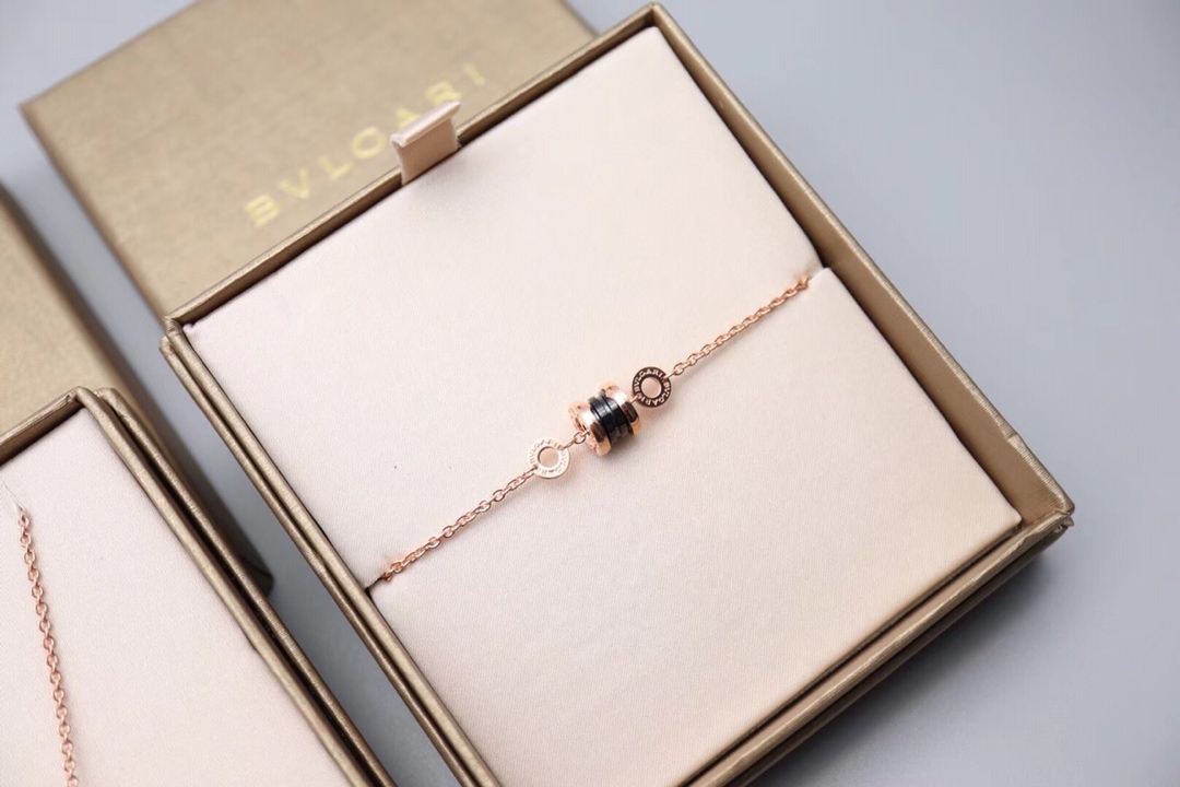 Bvlgari 宝格丽玫瑰金黑陶瓷项链、手链、戒指