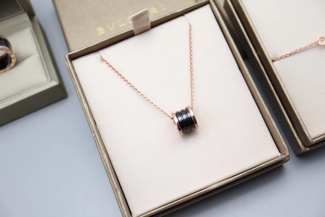 Bvlgari 宝格丽玫瑰金黑陶瓷项链、手链、戒指